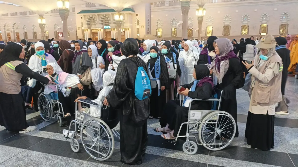RAUDAH : Jemaah Asal Tarakan mengantre menuju Raudah di Masjid Nabawi. ISTIMEWA