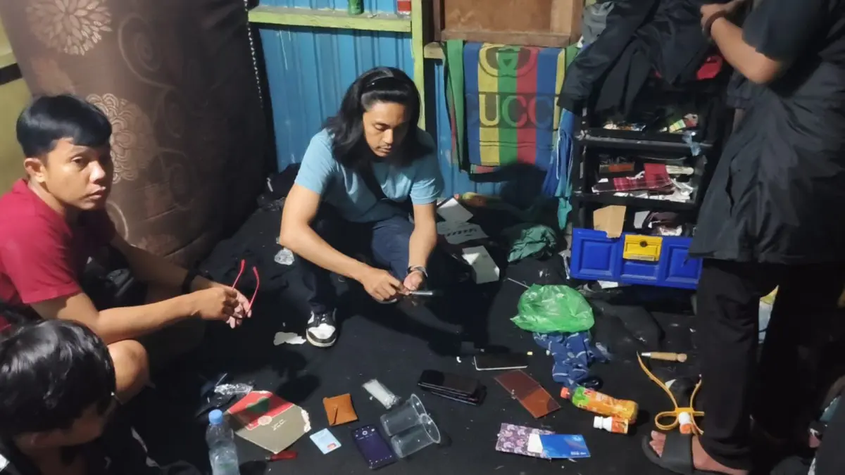 TRANSAKSI : Berdasarkan penyidikan pihak kepolisian salah satu rumah di Binalatung dijadikan tempat peredaran narkotika. SATRESNARKOBA POLRES TARAKAN&nbsp; 