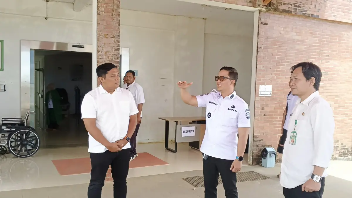 ANTISIPASI: Bupati Ibrahim Ali bersama Dirut RSUD Akhmad Berahim saat sidak, Rabu (13/5).(FOTO: SOPIAN/RADAR TARAKAN)
