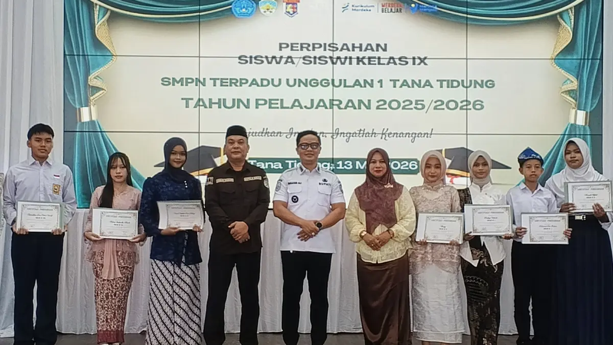 APRESIASI: Bupati Ibrahim Ali didamping Kadisdik dan kepala sekolah berfoto bersama siswa berprestasi di acara pelepasan siswa kelas IX, Rabu (13/5).(FOTO: SOPIAN/RADAR TARAKAN)