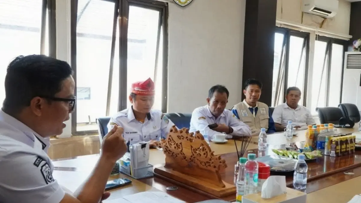 AUDIENSI: Bupati Ibrahim Ali menerima kunjungan guru-guru SMAN TU 1 Tana Tidung. (FOTO: DISKOMINFO)