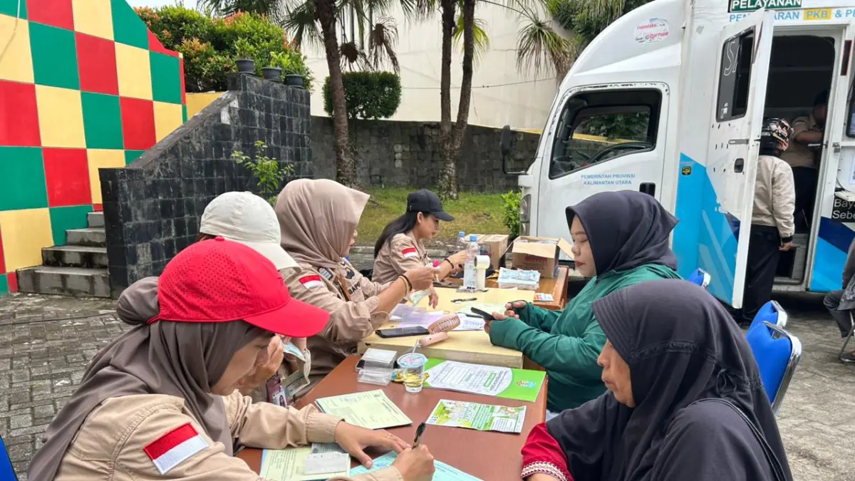 BAYAR : Sejumlah wajib pajak langsung membayar membayar pajak kendaraan di lokasi melalui layanan Samsat Keliling di kegiatan P2KB. ELIAZAR/RADAR TARAKAN&nbsp;&nbsp;