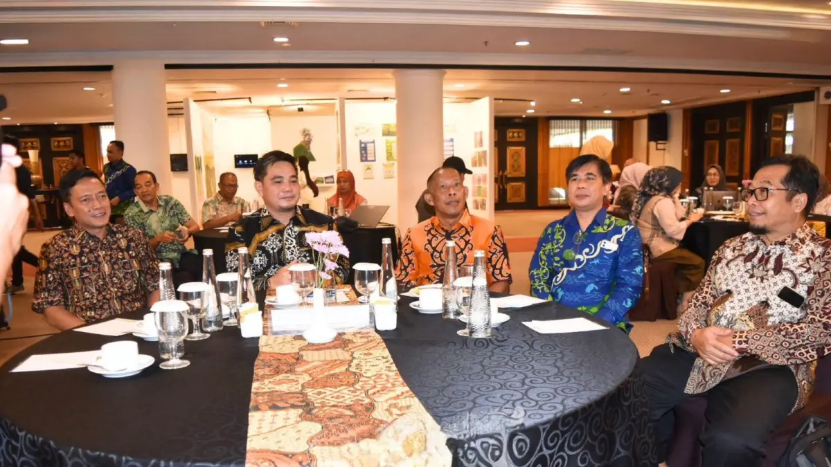 DIALOG: Bupati Bulungan Syarwani mengikuti kegiatan dialog tentang pembangunan ekonomi dan pelestarian alam di Yogyakarta.
(Taslee/Radar Tarakan)