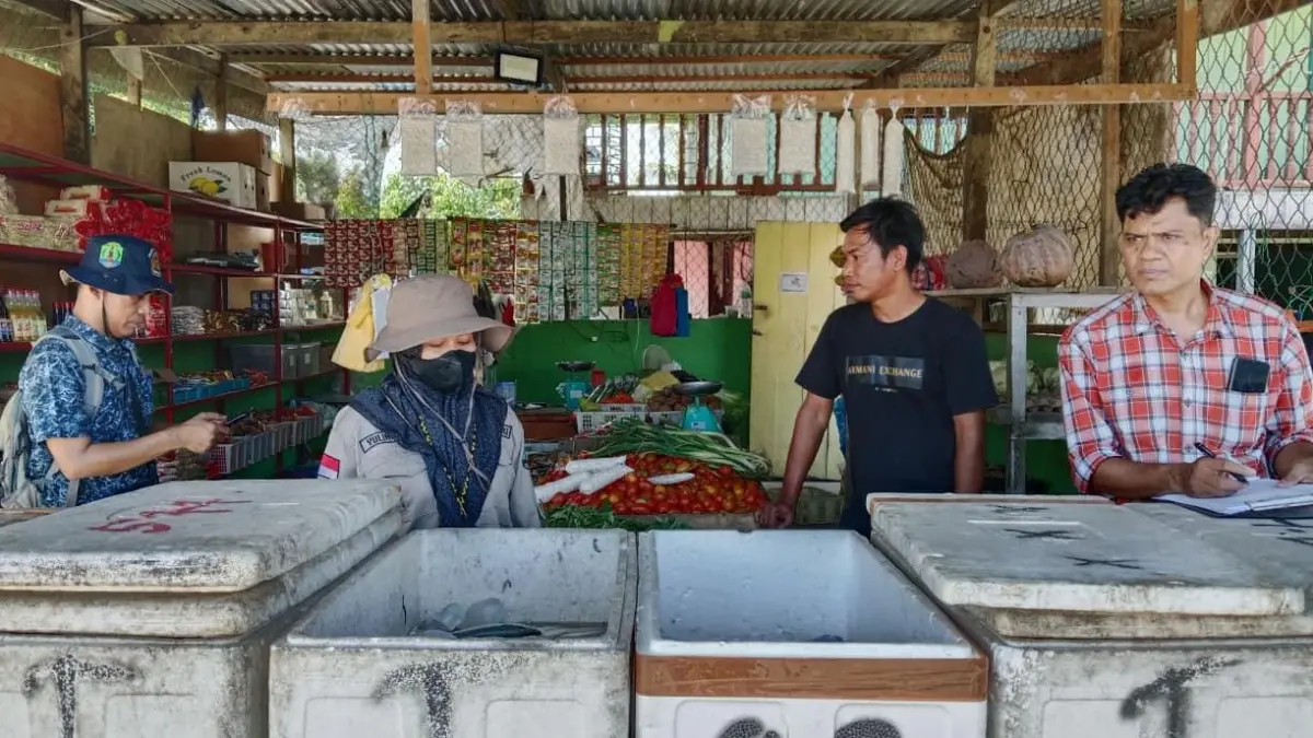 PEMERIKSAAN : Dinas Perikanan Nunukan saat melakukan pengawasan dan pembinaan terhadap pelaku usaha pemasaran, usaha pengolahan hasil perikanan di Kecamatan Sebatik Utara, Rabu (13/5).