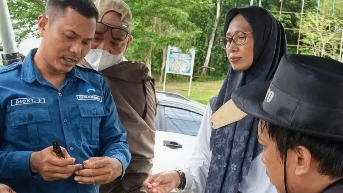 PERBAIKAN: Diskominfo melakukan penyambungan kabel FO yang putus di Jalan Perintis, Rabu (14/5).