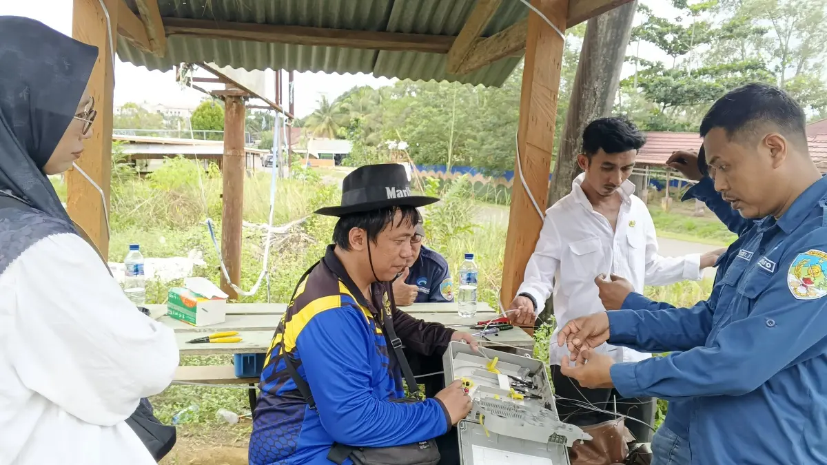 SAMBUNG KABEL: Malam ini ditargetkan jaringan FO yang putus akan beroperasi kembali. (FOTO: SOPIAN/RADAR TARAKAN)