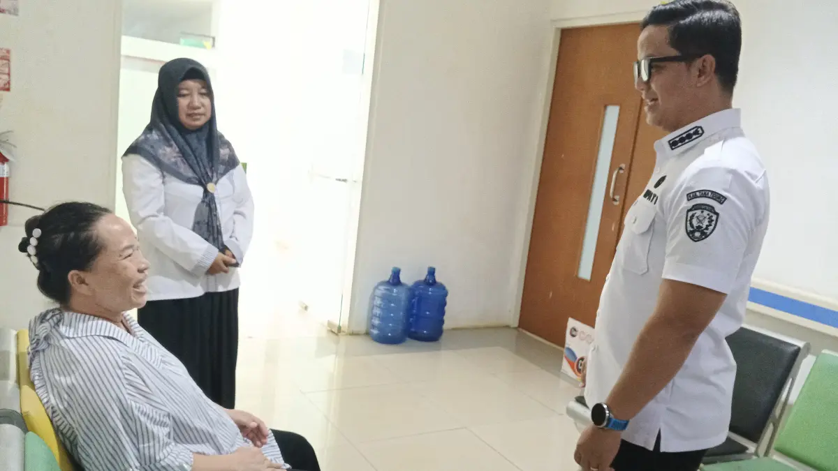 SIDAK: Bupati Ibrahim Ali menyapa pasien RSUD Akhmad Berahim yang telah menjalani proses persalinan.(FOTO: SOPIAN/RADAR TARAKAN)