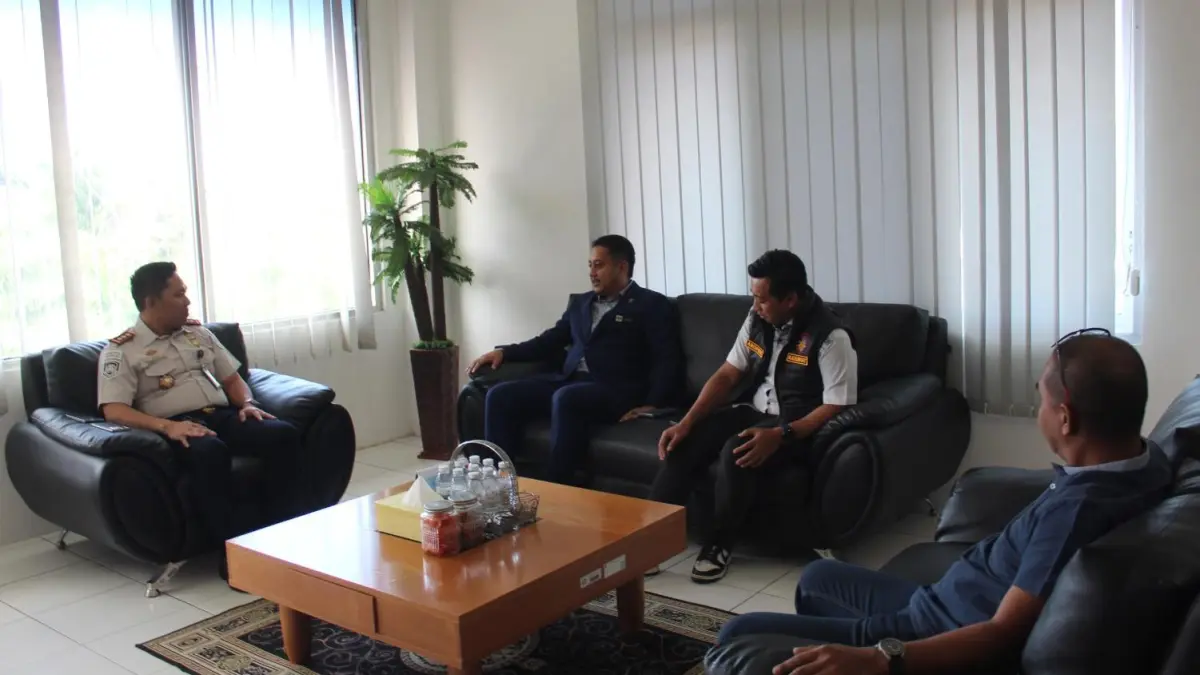 SINERGITAS : Kepala Kantor Imigrasi Kelas II TPI Nunukan Adrian Soetrisno saat bertemu MPLO, Asp. Abdel Qayyum, bersama Kasubgakkum Ditpolairud Polda Kaltara Kompol Arofiek Aprilian Riswanto.&nbsp;