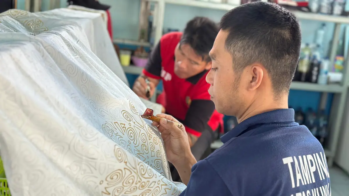 BERKARYA : Proses pembuatan batik yang dilakukan WBP dengan mengkolaborasikan motif batik LaNuka dengan motif khas Nunukan Lulantatibu yang dipadukan dengan karakter dan identitas khas Lapas Nunukan.