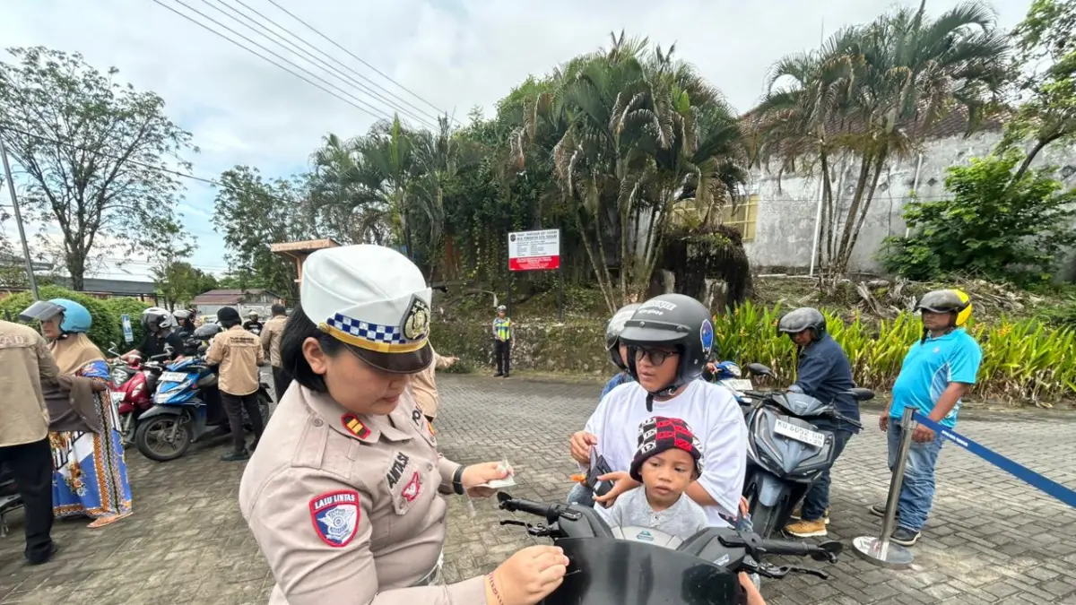 EDUKASI : Tidak hanya menyasar pemeriksaan pajak namun pada kegiatan P2KB dijadikan sarana Satlantas Polres Tarakan sebagai sarana edukasi kepada masyarakat terkait pentingnya tertib administrasi kendaraan. ELIAZAR/RADAR TARAKAN&nbsp;