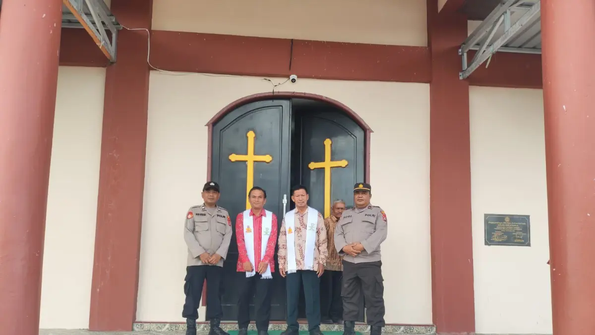 PENGAMANAN : Sejumlah personel Polres Tarakan diturunkan untuk melakukan pengamanan di sejumlah gereja di Kota Tarakan. POLRES TARAKAN&nbsp;