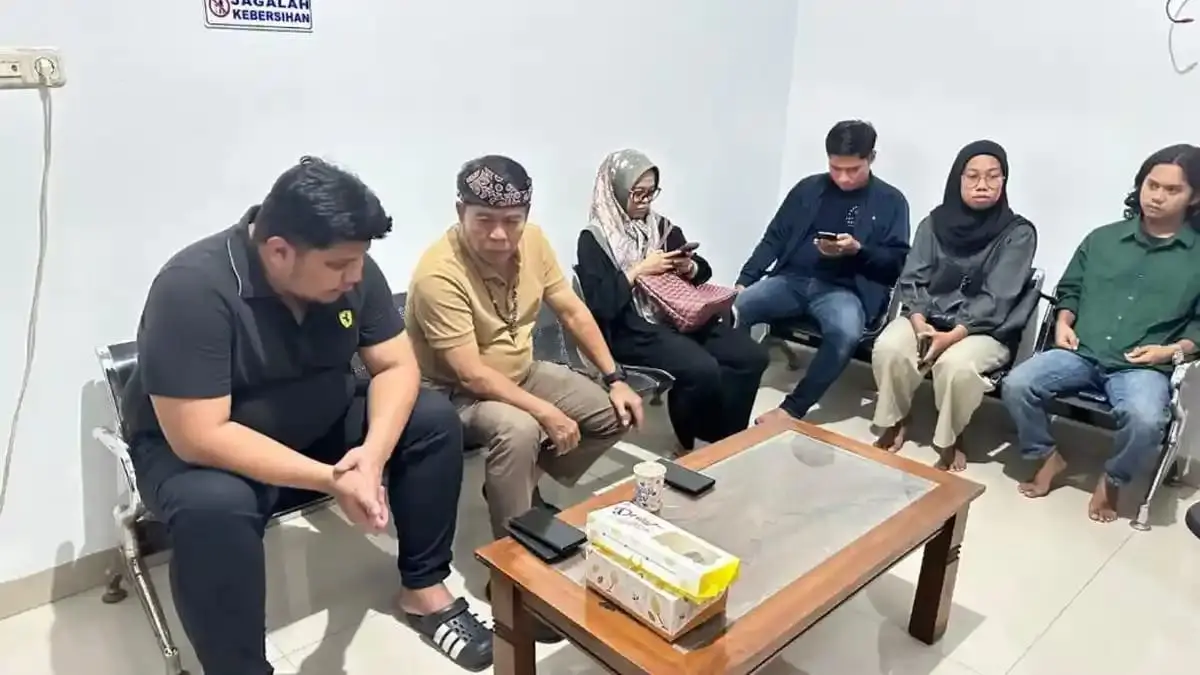 JADI SOROTAN: Gubernur Kaltara Zainal Arifin Paliwang saat mengunjungi korban kekerasan seksual di Makassar. ISTIMEWA