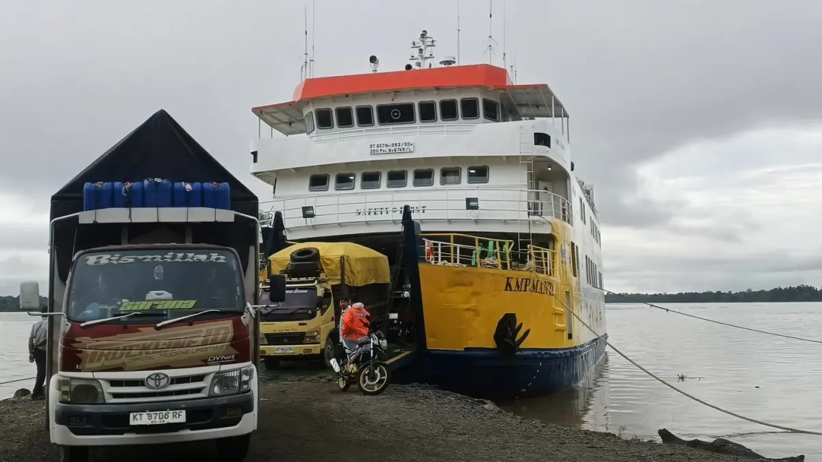 PENYEBERANGAN; KMP Manta saat sandar di Pelabuhan Sebawang Tana Tidung. (FOTO: SOPIAN/RADAR TARAKAN)