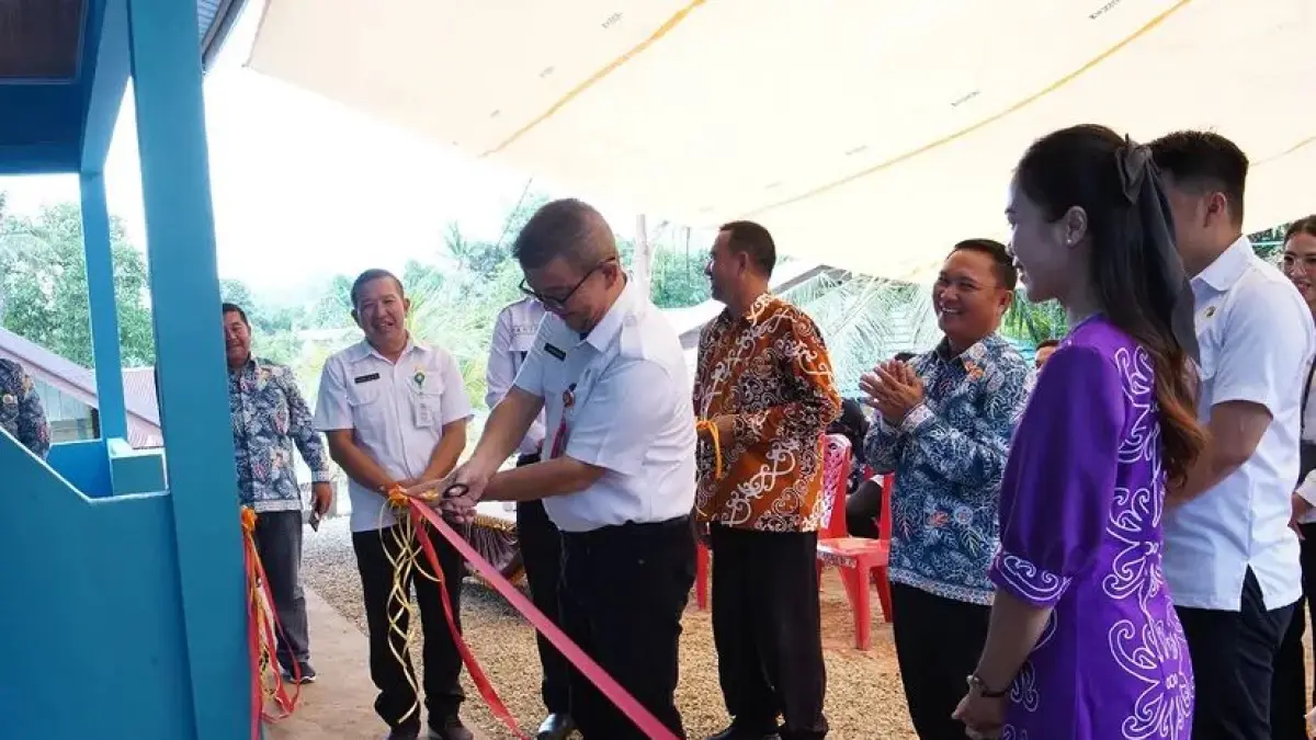 PROKOMPIM
RESMI: Asisten III, Francis mewakili Bupati Malinau, Wempi W. Mawa saat meresmikan Rumdis Gembala GKII Harapan baru.