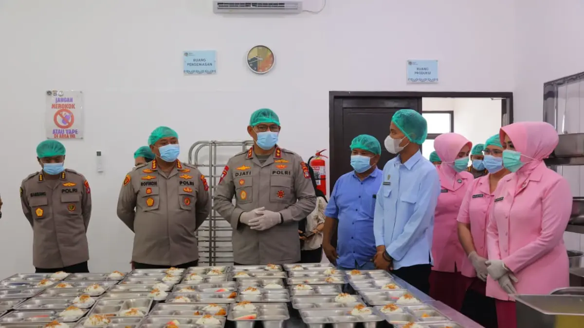 PENDISTRIBUSIAN: Kapolda Kaltara Irjen Pol Djati Wiyoto Abadhy memantau langsung pendistribusian MBG. FOTO: DOK POLDA KALTARA