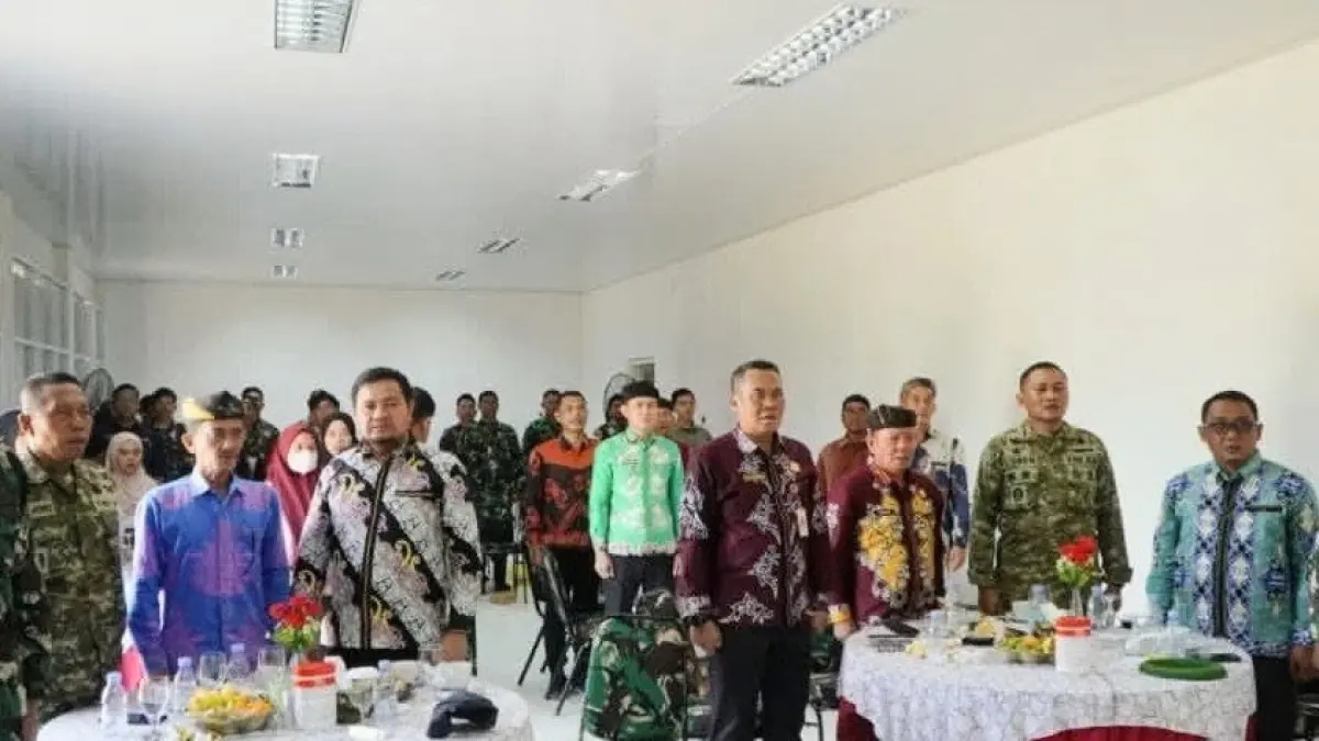 SIMBOLIS: Wabup Sabri bersama Dandim dan beberpa kepala OPD menghadiri peresmian secara virtual yang dilakukan langsung oleh Presiden Prabowo secara serentak kepada 1.061 Koperasi Desa/Kelurahan Merah Putih. (FOTO: DOK DISKOMINFO)