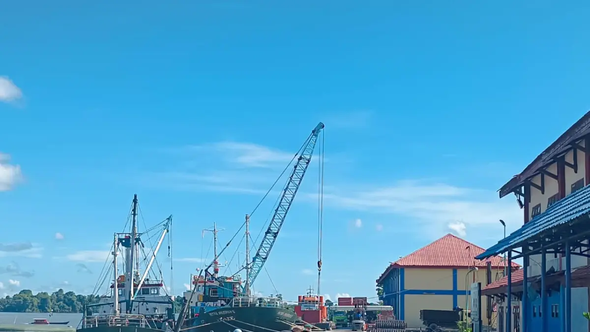 STATISTIK: Aktivitas bongkar muat barang impor di salah satu pelabuhan di Kaltara. FOTO: IWAN K/RADAR TARAKAN