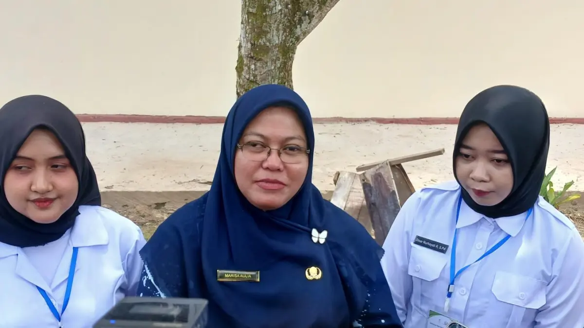 BERI KETERANGAN: Kepala SRT 59 Tarakan, Marisa Aulia (tengah) saat memberikan keterangan ke media. AGUS DIAN ZAKARIA/RADAR TARAKAN