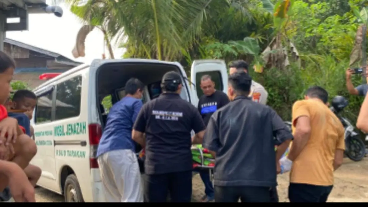 DIEVAKUASI : Jenazah korban yang dievakuasi selanjutnya dibawa ke RSUD Tarakan untuk dilakukan visum luar sebelum diserahkan kembali kepada pihak keluarga untuk dimakamkan. ISTIMEWA