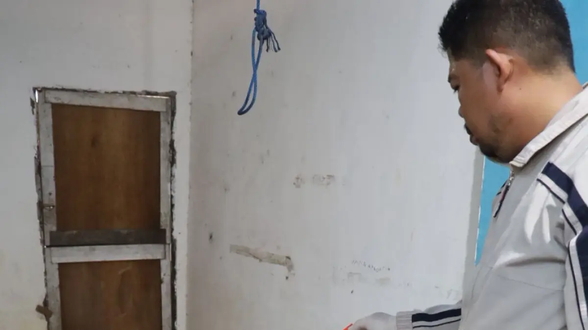 OLAH TKP : Pihak kepolisian melakukan olah TKP di kamar yang dijadikan korban sebagai tempat gantung diri.&nbsp;ISTIMEWA