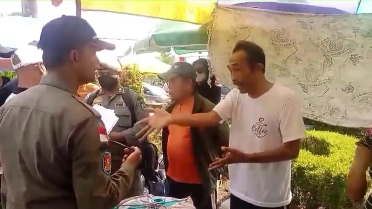 PROTES : Pedagang Pasar Tani saat adu argumen dengan personel Satpol PP di Alun-alun Nunukan, Minggu (17/5).&nbsp;