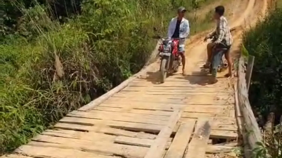 RUSAK : Jembatan yang menghubungkan antara kecamatan mengalami kerusakan hingga sulit dilalui.&nbsp;
