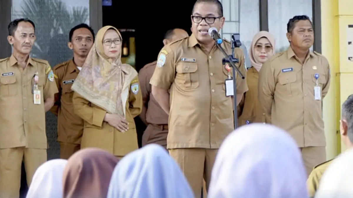 AGENDA RUTIN: Sekda H. Hersonsyah memberikan arahan di momen apel gabungan, Senin (18/5).(FOTO: DISKOMINFO)