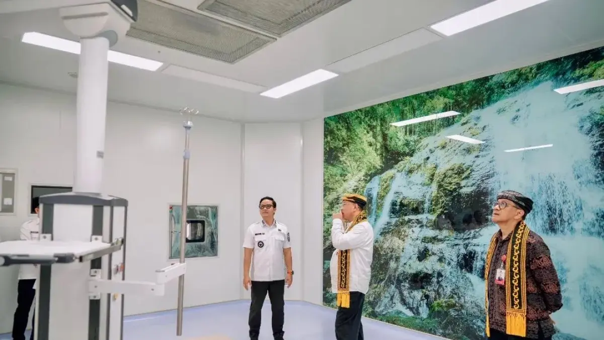 CEK LAPANGAN: Bupati Ibrahim Ali mendampingi perwakilan Menko PMK meninjau pembangunan PHTC RSUD Akhmad Berahim belum lama ini. (FOTO: DOK RADAR TARAKAN)