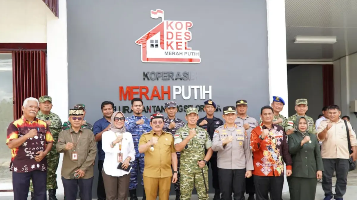 EKONOMI: Wagub Kaltara, Ingkong Ala (pakai singal) menghadiri peresmian KDKMP di Tanjung Selor. FOTO: DKISP KALTARA