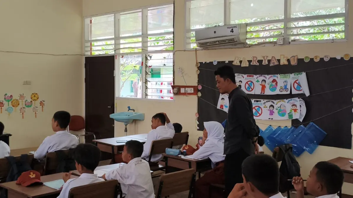 HARAPAN : Anggota DPD RI Kaltara Herman melihat langsung proses kegiatan di Sekolah Rakyat dan berharap bisa menjadi harapan pendidikan di Kota Tarakan.&nbsp;