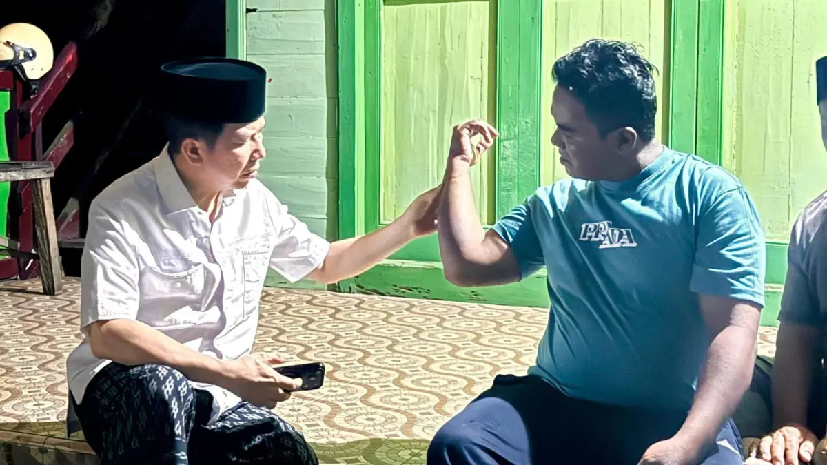 KEJADIAN: Ketua DPRD Kaltara, Achmad Djufrie saat mengunjungi korban dugaan penculikan dan penganiayaan di Tanjung Selor. FOTO: STAF KETUA DPRD KALTARA