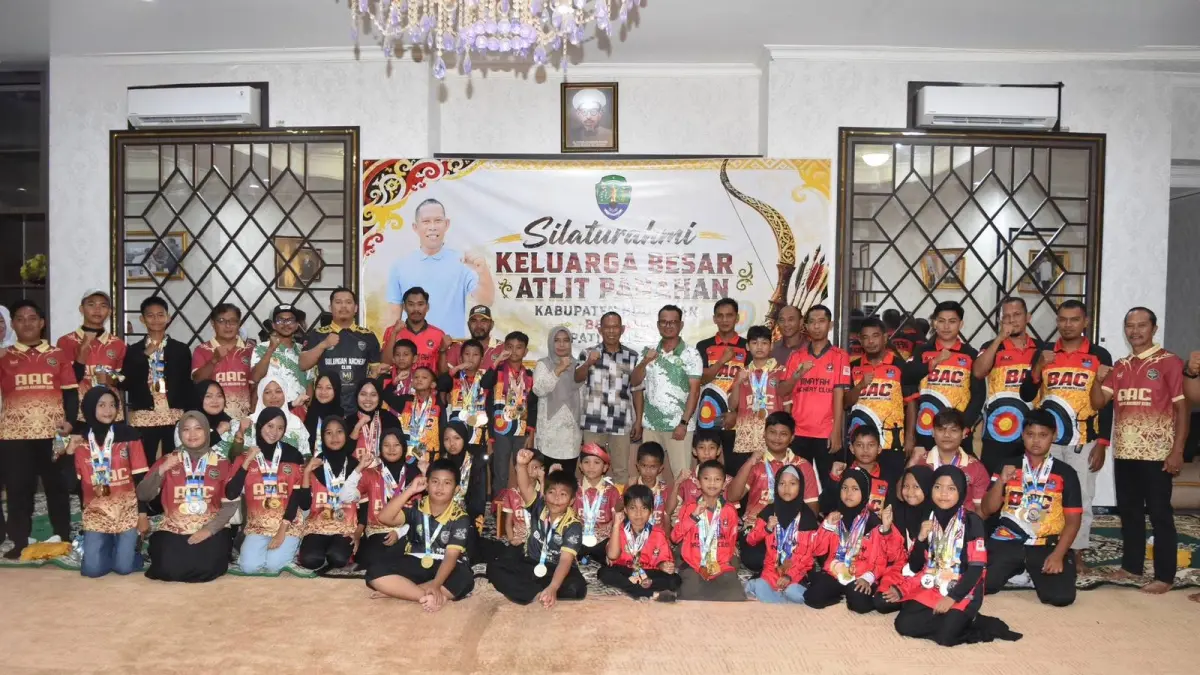 PANAHAN : Bupati Bulungan Syarwani menerima kunjungan atlet-atlet Panahan Bulungan.
(Taslee/Radar Tarakan)