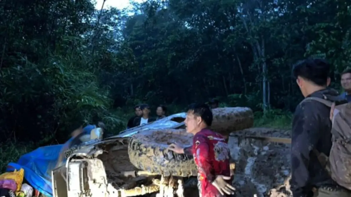 TERHAMBAT : Kondisi jalan yang rusak parah mengakibatkan kendaraan yang melintas terbalik dan tertahan di ruas jalan Lembudud-Long Layu.