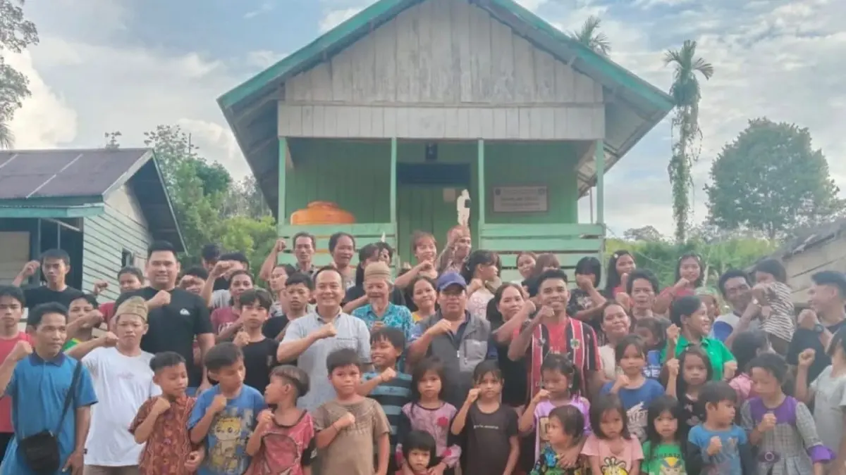 BERBAUR : Wabup Bulungan, Kilat berbaur dengan warga Semeriot, Desa Ujang.
(Taslee/Radar Tarakan)