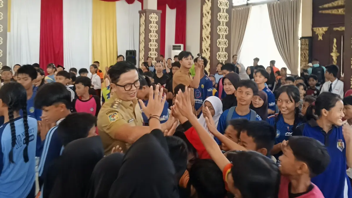 BERI SEMANGAT: Bupati Ibrahim Ali sambangi para peserta O2SN SD dan SMP sederajat, di Pendopo Dparuddin, Tideng Pale, Selasa (19/5).(FOTO: SOPIAN/RADAR TARAKAN)