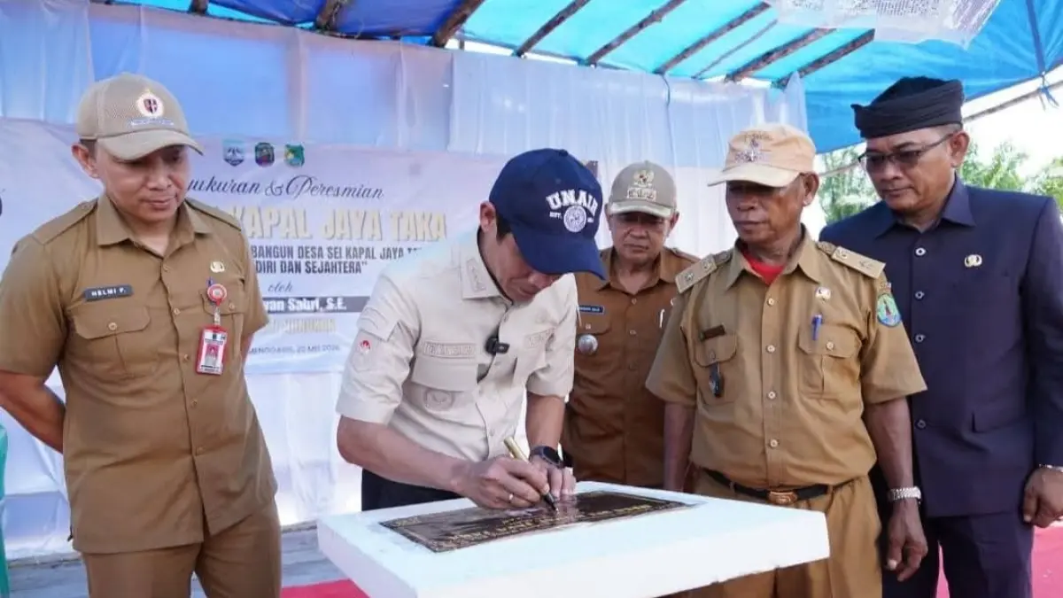 DESA PERSIAPAN : Bupati Nunukan H.Irwan Sabri saat meresmikan Desa Persiapan Sei Kapal Jaya Taka, Kecamatan Seimenggaris, Selasa (19/5).&nbsp;