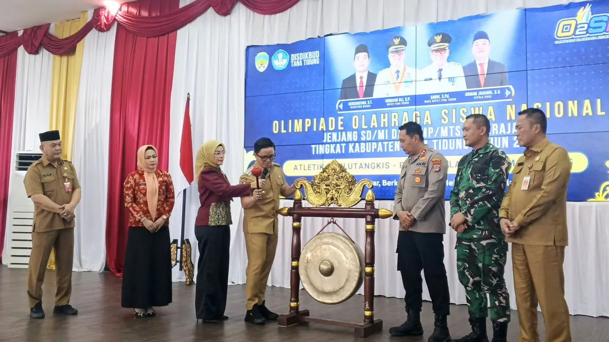 DIMULAI: Bupati Ibrahim Ali secara resmi membuka O2SN jenjang SD/MI dan SMP/MTSn tingkat Kabupaten Tana Tidung di Pendopo Djaparuddin, Tideng Pale, Selasa  (19/5).(FOTO: SOPIAN/RADAR TARAKAN)