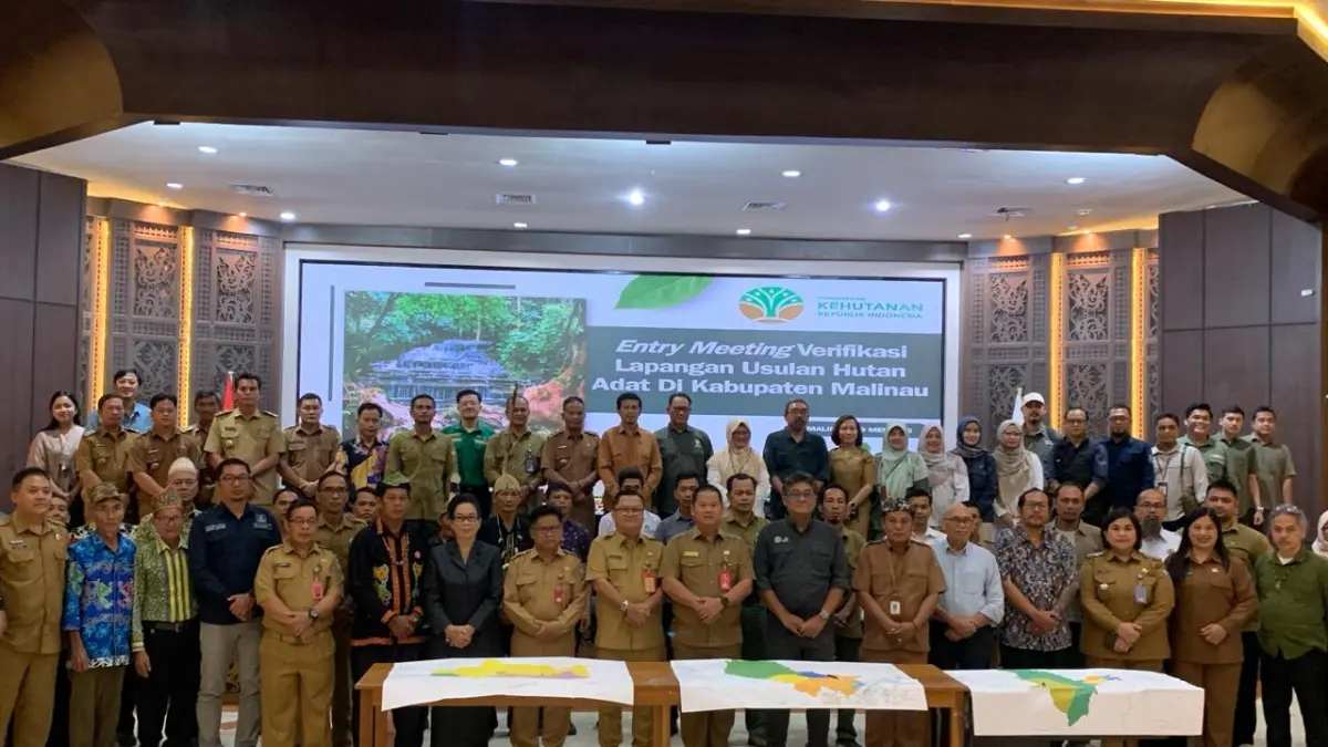 DIPA/RADAR TARAKAN
HUTAN ADAT: Foto bersama Sekda Ernes bersama Tim Terpadu dan Masyarakat Adat.