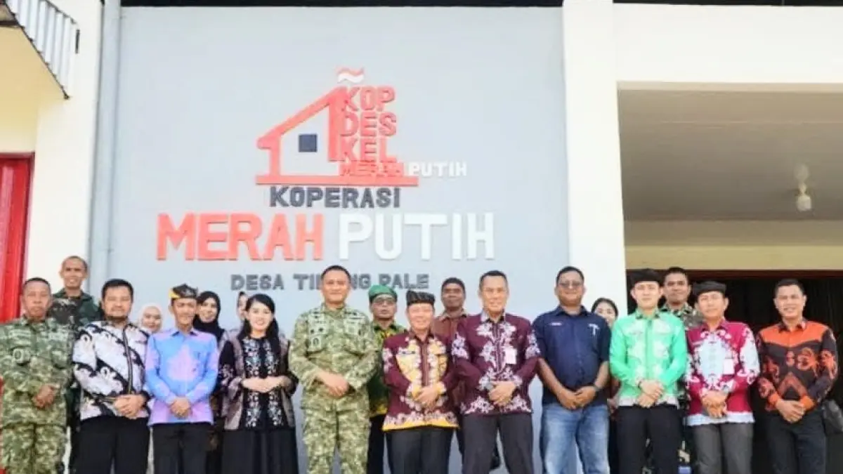 DIRESMIKAN: Wabup Sabri bersama Dandim dan penjabat terkait lainnya berfoto di depan KDMP Tideng Pale usai diresmikan Presiden Prabowo secara virtual Jumat  pekan lalu. (FOTO: DOK DISKOMINFO)