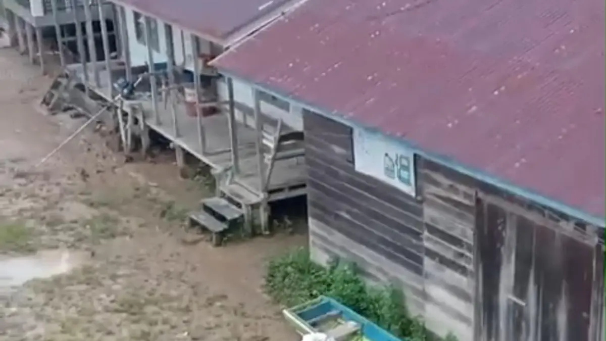 KONDISI NORMAL : Kondisi badan jalan pasca terendam banjir yang terjadi pada Senin (18/5) di Kecamatan Lumbis.&nbsp;