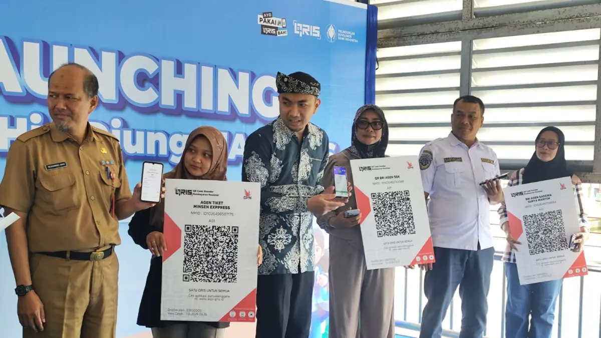 MEMUDAHKAN : Deputi Kepala Perwakilan Bank Indonesia Provinsi Kaltara, Reza Hidayat saat memperlihatkan hasil transaksi penggunaan QRIS pembelian tiket ke agen speedboat. ASRULLAH/RADAR TARAKAN