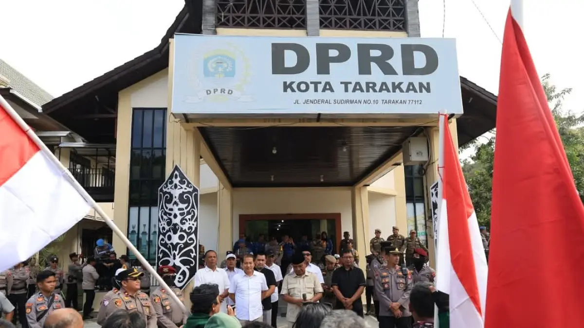 AKSI : Ratusan pengemudi online mendatangi kantor DPRD pada Rabu (20/5). AGUS DIAN ZAKARIA/RADAR TARAKAN