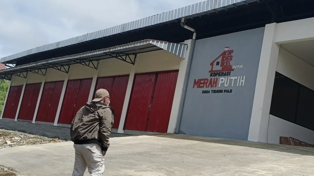 DIBIAYAI DD: Koperasi Desa Merah Putih Tideng Pale yang diresmikan secera virtual oleh Presiden pekan lalu masih menunggu kelengkapan sebelum beroperasi. (FOTO: SOPIAN/RADAR TARAKAN)