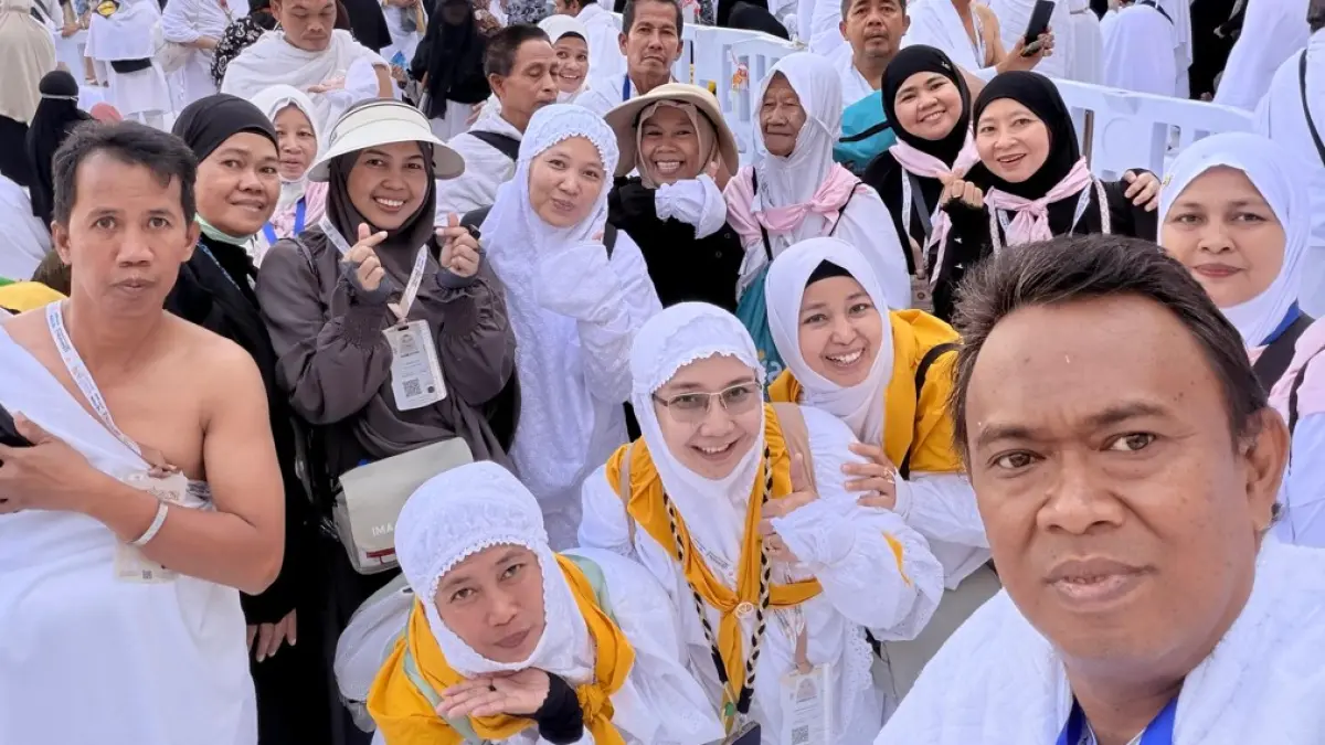 HAJI MABRUR : Ketua Kloter 7 Embarkasi Balikpapan H Sayid Abdullah bersama jemaah haji asal Kaltara saat melaksanakan umrah wajib di Tanah Suci.&nbsp;