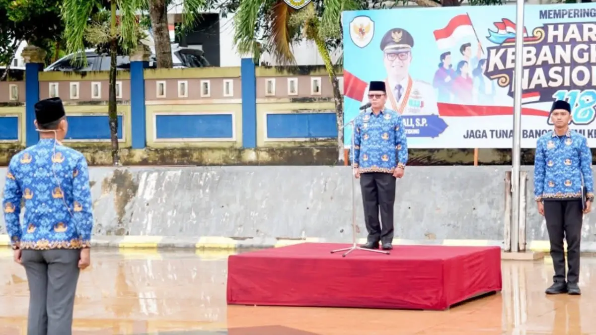 KHIDMAT: Wabup Sabri menjadi Irup Hari Kebangkitan Nasional yang digelar di halaman Pendopo Djaparudin, Tideng Pale, Rabu (20/5).