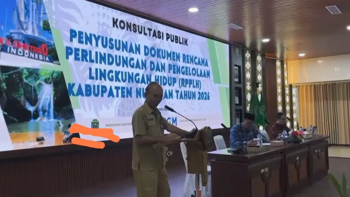 KONSULTASI : Kepala Dinas Lingkungan Hidup Kabupaten Nunukan, dr. Meinstar Tololiu menyampaikan arahan saat penyusunan RPPLH.&nbsp;
