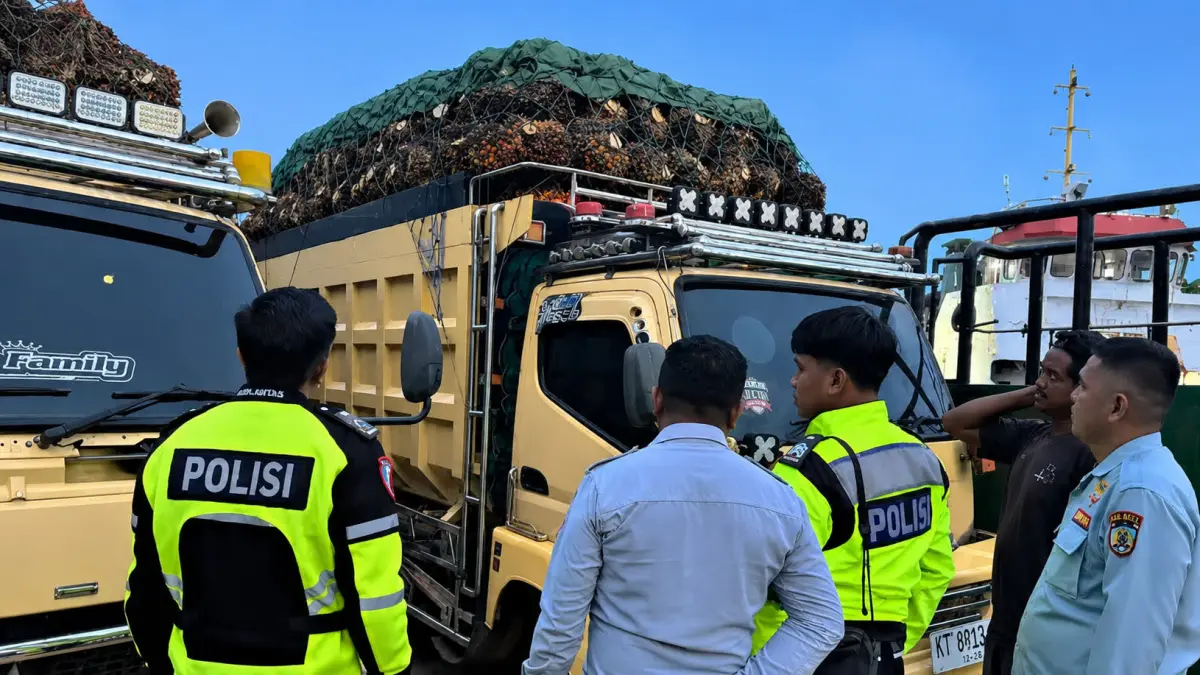 PELANGGARAN: Dishub dan Satlantas Polres Tana Tidung melakukan penertiban truk sawit ODOL, Selasa malam (19/5).(FOTO: DOK DISHUB)