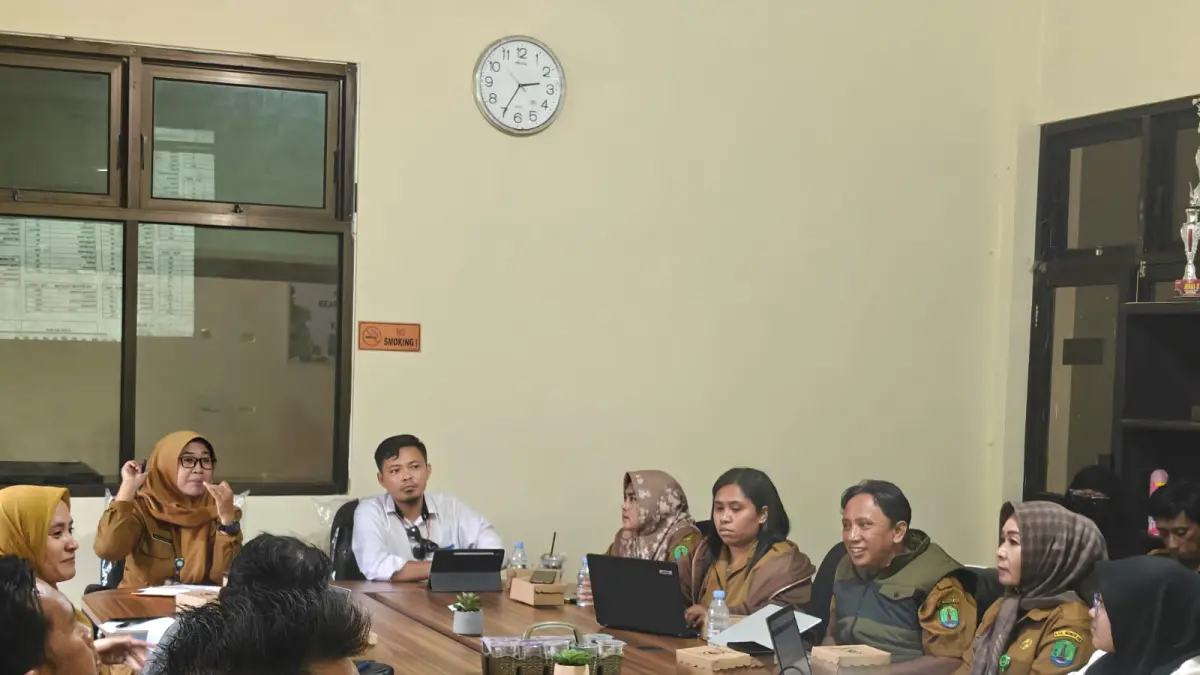 PEMBAHASAN : Perwakilan DKP Nunukan, Perwakilan Bulog, Bappeda Litbang Nunukan, Dinsos, Nunukan, Camat se-Kabupaten Nunukan, Lurah Se-Kabupaten Nunukan mengikuti rapat petunjuk teknis.&nbsp;