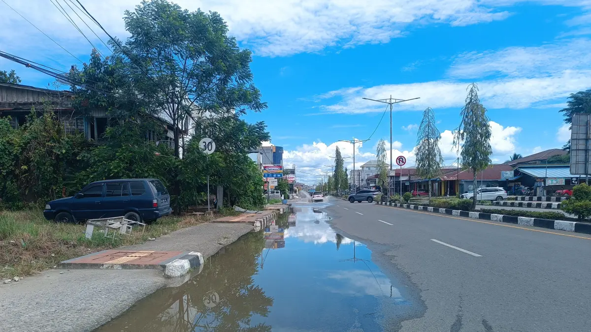 BANJIR: Salah satu ruas jalan di Tanjung Selor yang sudah mulai tergenang. FOTO: IWAN K/RADAR TARAKAN