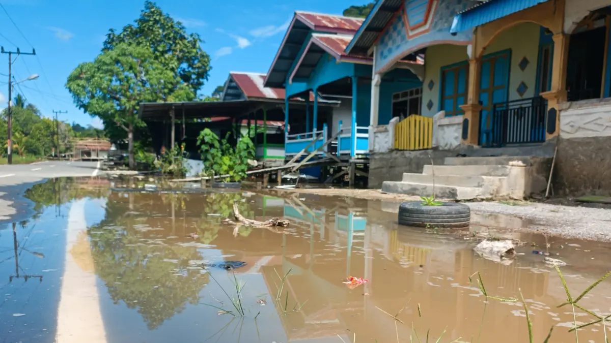 BANJIR: Salah satu ruas jalan di Tanjung Selor yang sudah mulai tergenang. FOTO: IWAN K/RADAR TARAKAN